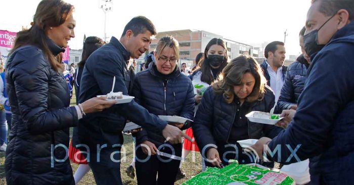 Festejan al alcalde con pastel en canchas de La Piedad