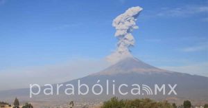 Registra Popocatépetl explosión de madrugada y fumarola matutina