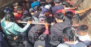 Localizan a 130 migrantes en camión de carga en Veracruz