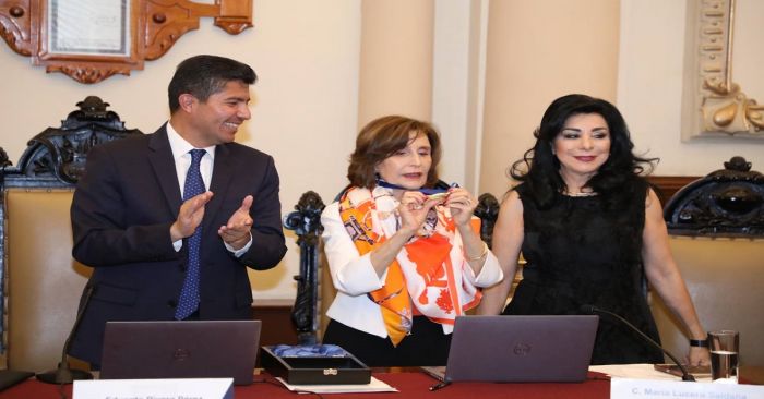 Recibe Ángeles Mastretta presea Puebla de Zaragoza