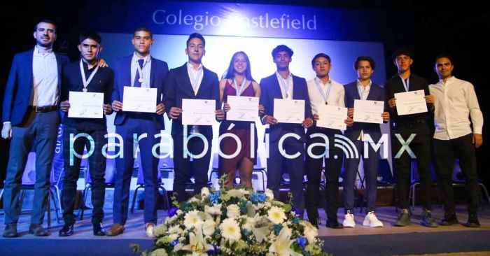 Se gradúan 9 jugadores enfranjados de preparatoria