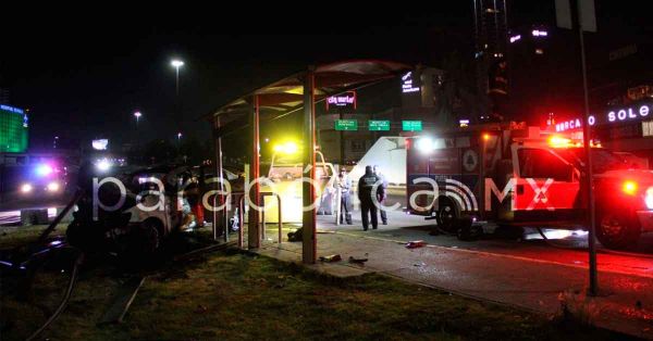 Choca su veh&iacute;culo y se incendia en la V&iacute;a Atlixc&aacute;yotl
