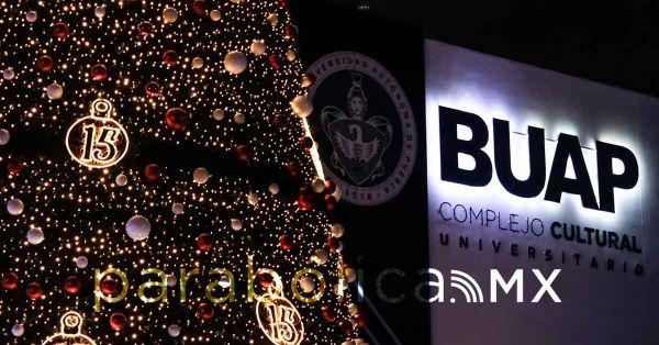 Enciende Lilia Cedillo el árbol navideño en el CCU BUAP