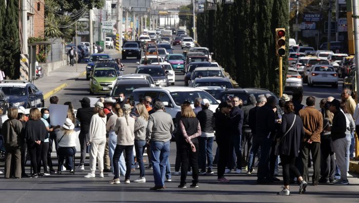 Cierran manifestantes la circulación en Calzada Zavaleta