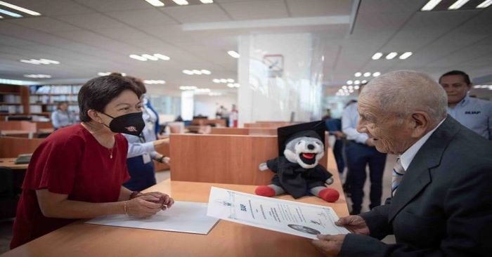 Recibe Don Felipe título a sus 86 años como ingeniero en la BUAP