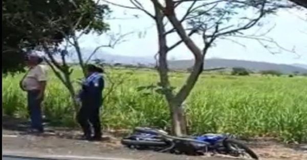 Muere mujer tras chocar su motocicleta contra automóvil en &quot;El Cañaveral&quot;