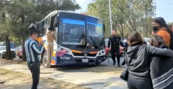 Deja 10 heridos choque de autobús frente al Centro Comercial Angelópolis