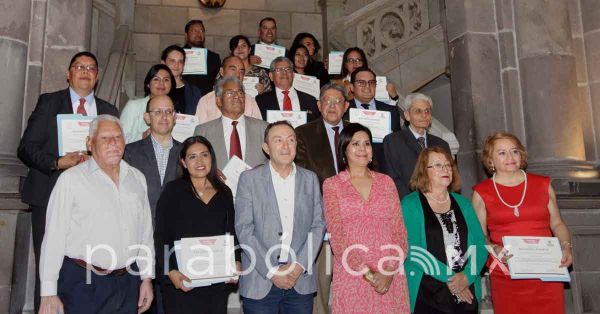 Reconoce ayuntamiento a embajadores culturales de la ciudad