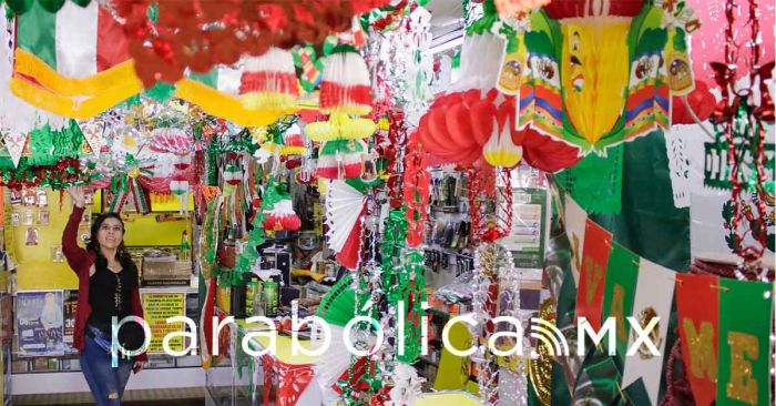 Inundan mercados con la venta de adornos por las Fiestas Patrias