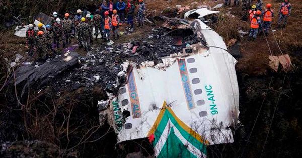 Transmite en vivo pasajero accidente de avión en Nepal; murieron 68 personas