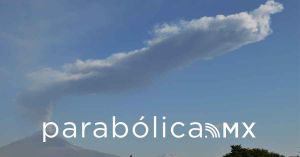 Cubre gigantesca fumarola del Popocatépetl el cielo de Puebla capital
