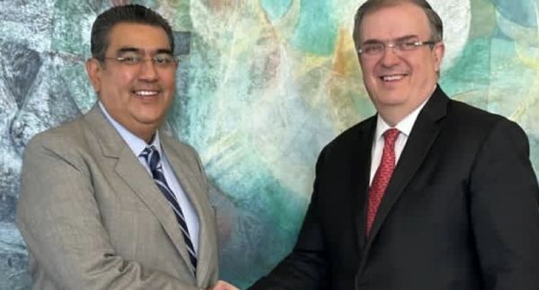 Recibe Sergio Salomón a Marcelo Ebrard en Casa Puebla