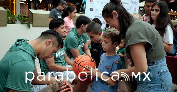 Firma Selección Nacional de Basquetbol autógrafos a fans poblanos