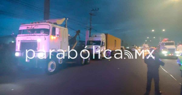 Hallan muerto en Perif&eacute;rico al ch&oacute;fer de trailer con reporte de robo
