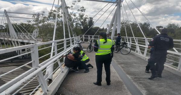 Rescatan agentes de Tránsito a mujer en el puente de la ciclovía de la 24 Sur