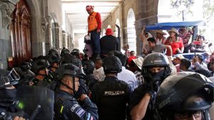 Confrontan vecinos de La Resurrección a policías municipales por clausuras