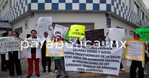 Se manifiestan frente al Hospital de la Policía Auxiliar de Puebla