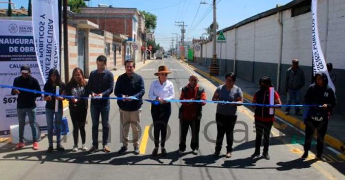 Entrega Paola Angon rehabilitación de la calle 3 sur a familias de Xixitla