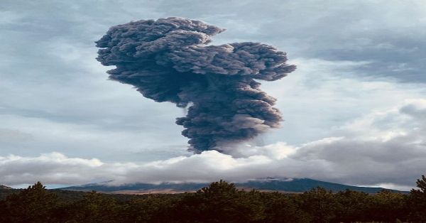 Anda activo el Popocatépetl y lanza espectacular fumarola