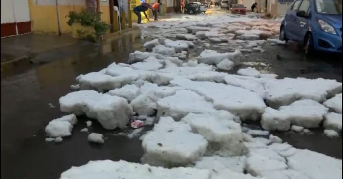 Caen bloques de hielo en la colonia Tepeyac en Puebla