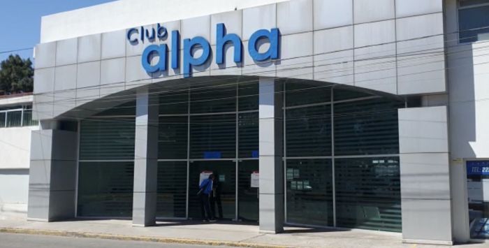 Amanece clausurado el Club Alpha