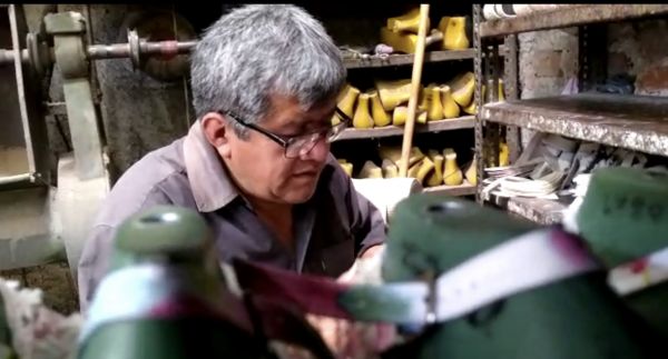 Detallan proceso de elaboraci&oacute;n de calzado artesanal en Puebla