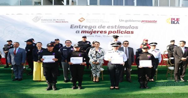 Reciben estímulos mujeres de la Policía Estatal en Puebla