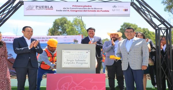 Colocan primera piedra de la nueva sede del Congreso local de Puebla