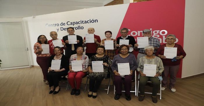 Reciben personas adultas mayores constancias académicas