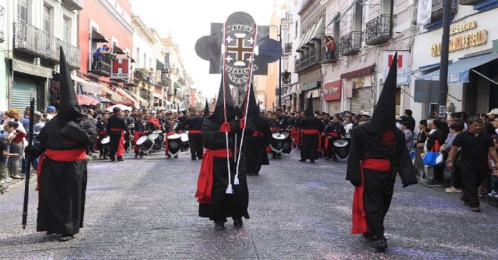 Viven con fervor el Viernes Santo en Puebla
