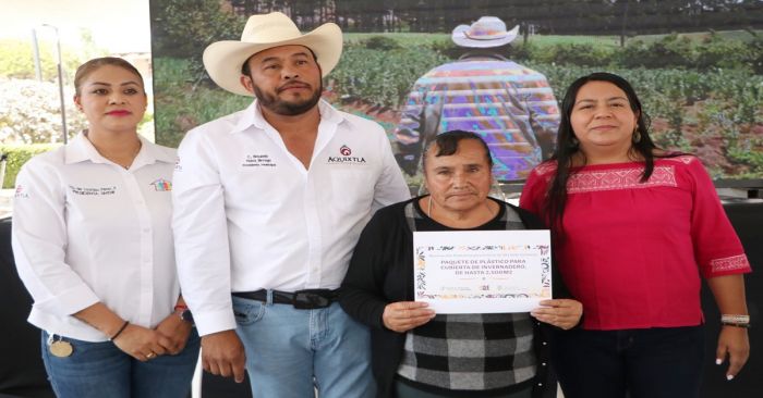 Entregan apoyos a productores de la Sierra Norte