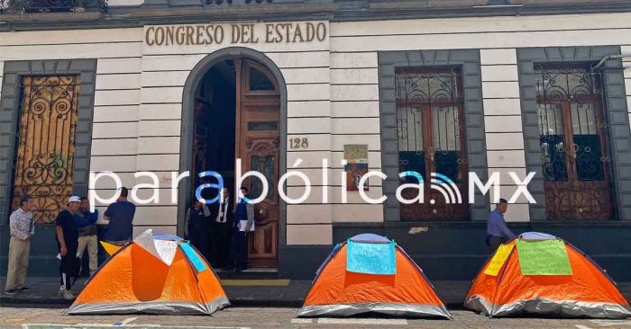 Arman ciudadanos de Atlixco plantón frente al Congreso