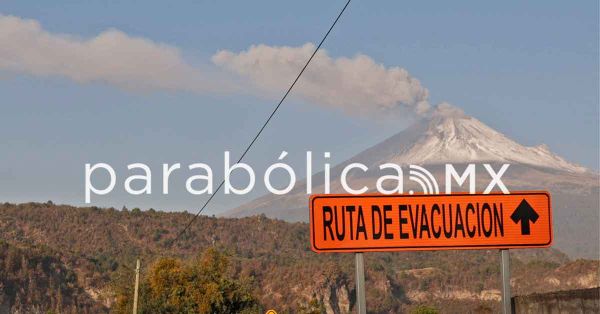 Ceniza del Popocatépetl, en la vida cotidiana de los poblanos