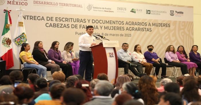 Entregan gobierno estatal y municipal en Puebla escrituras a mujeres jefas de familia