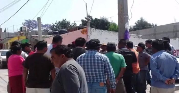 Rebasan ciudadanos a la Policía Municipal en Tlahuapan, linchan a una persona