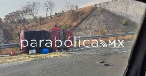 Vuelca camioneta en la Atlixcáyotl; mujer queda prensada
