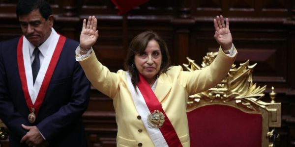 Pese a decenas de muertos, Dina Boluarte se aferra a la presidencia