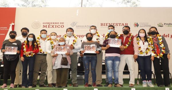 Reciben apoyos para el Bienestar habitantes de Lara Grajales y Acajete