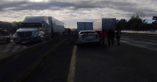 Se registra un choque entre un Tráiler dos autos en la México-Puebla