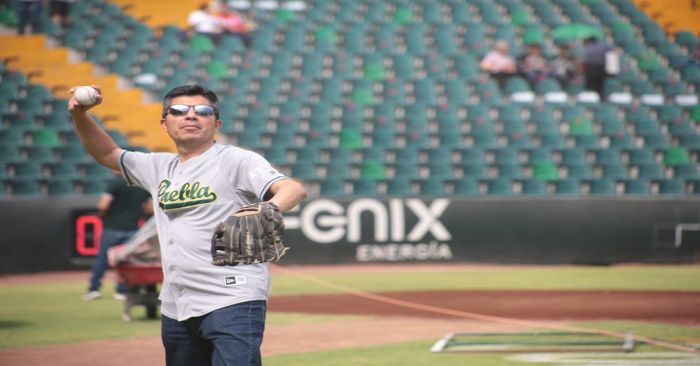 Lanza la primera bola Eduardo Rivera en el estadio de Pericos