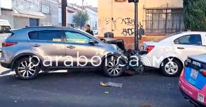Deja accidente 3 vehículos dañados en el Barrio de Santiago