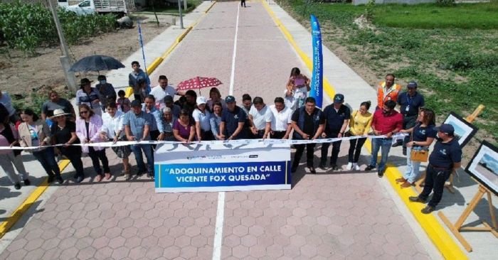 Entregan adoquinamiento de la calle Vicente Fox en San Rafael Comac