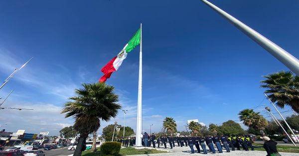 Realizan izamiento de banderas en la capital poblana