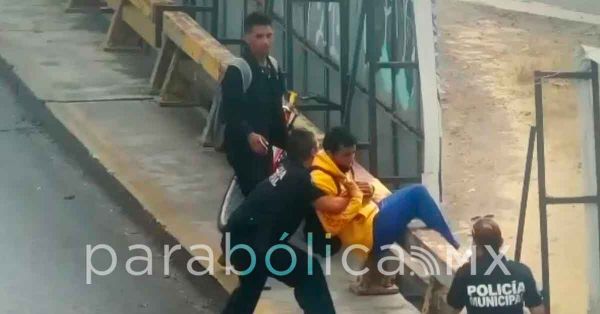 Salvan municipales a joven que intent&oacute; saltar de puente en Perif&eacute;rico