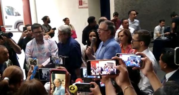 Pinta de bardas no está prohibida: Ebrard