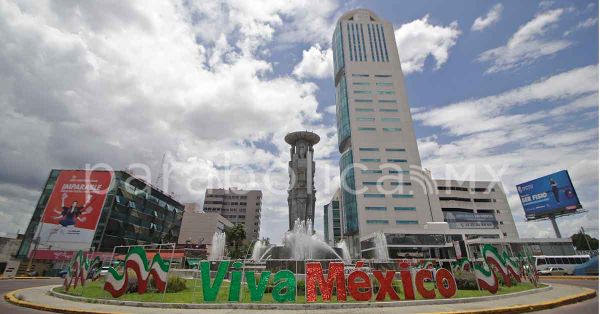 Iluminan 9 vialidades y 7 plazas públicas por el 213 aniversario de la Independencia de México