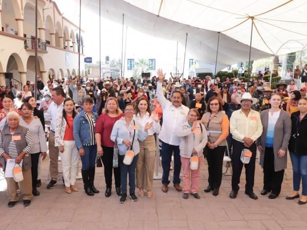 Entrega Gaby Bonilla aparatos auditivos para las delegaciones de Amozoc y Atlixco