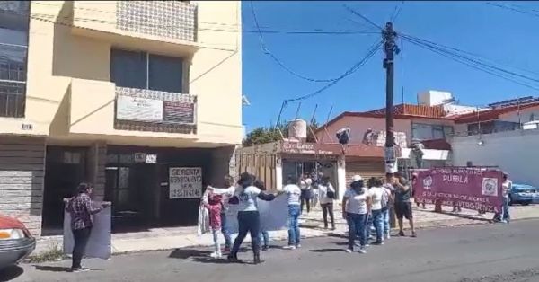 Protesta patrulla feminista contra ex colaborador de Claudia Rivera