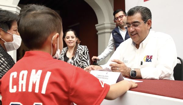 Atiende Sergio Salomón a poblanas y poblanos en el Martes Ciudadano de la Semana Santa