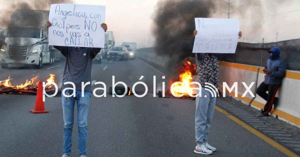Bloquean pobladores de Xalmimilulco durante horas la autopista Puebla-México